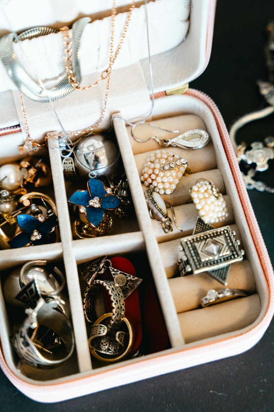 Schmuck online kaufen: Metalle und Punzen erklärt