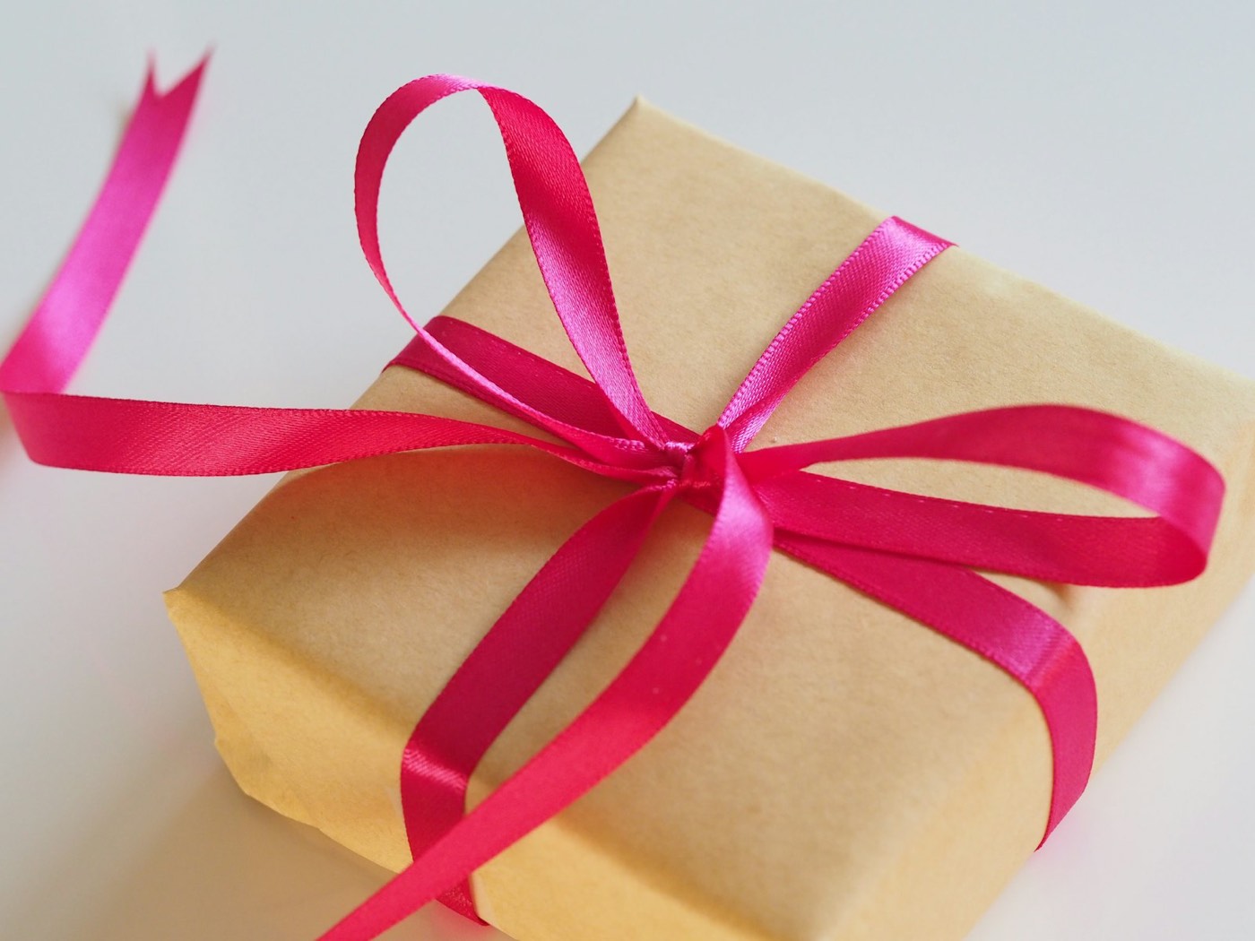 Photograph illustrating: Hand-Lettered Greeting Cards: Sizes, US Mailing Rules and How to Choose a Lettering Tool